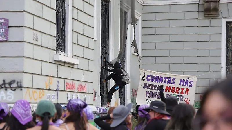 Marcha 8M afuera de edificio de la UdeG 4